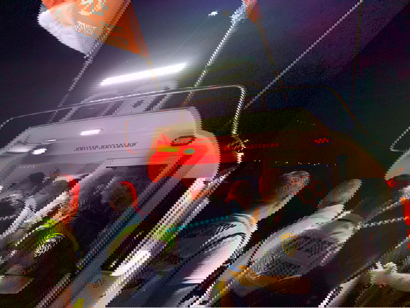 המחלצים על סירת איחוד הצלה