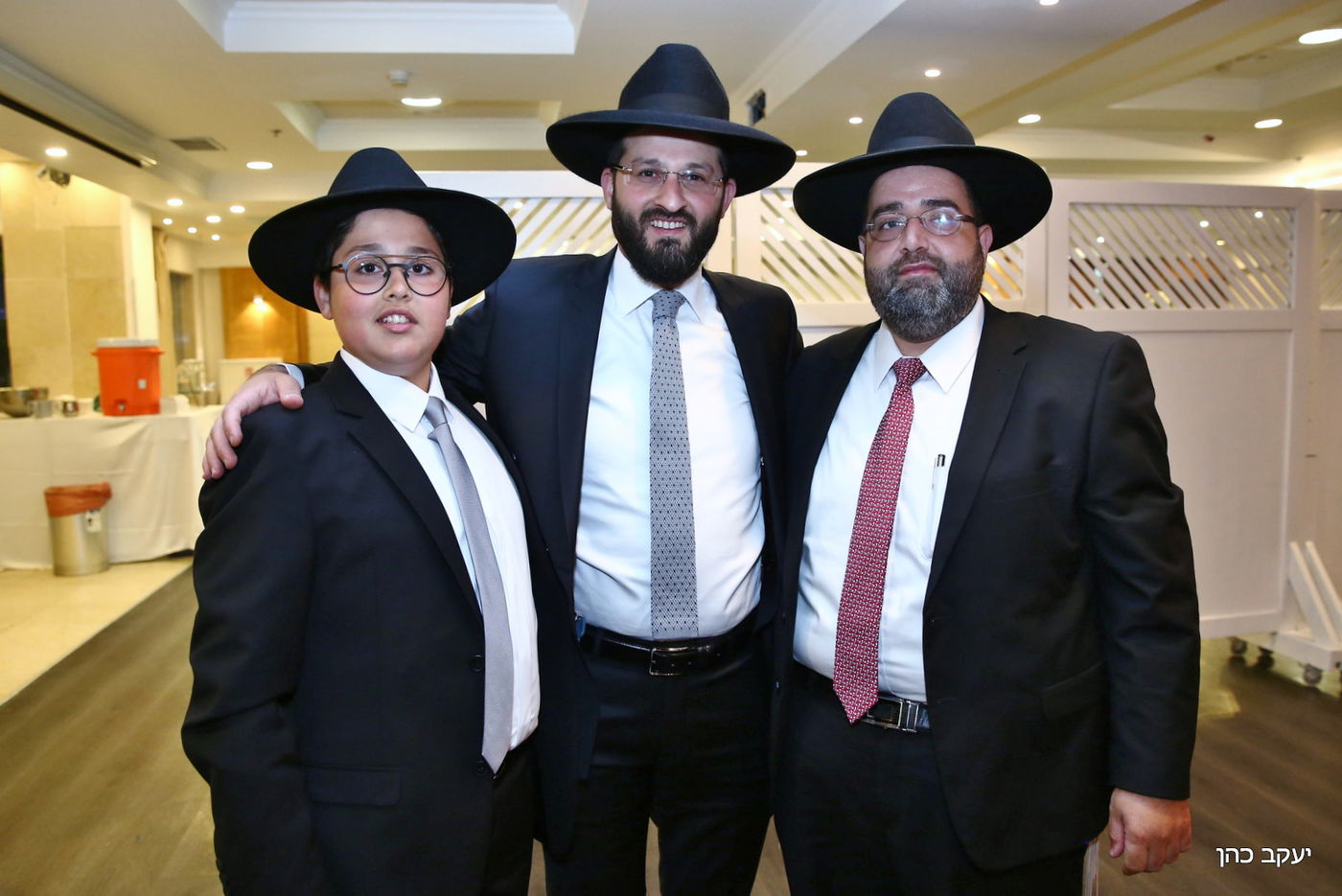 הפוליטיקאי הצרפתי בירמץ את בנו | תיעוד