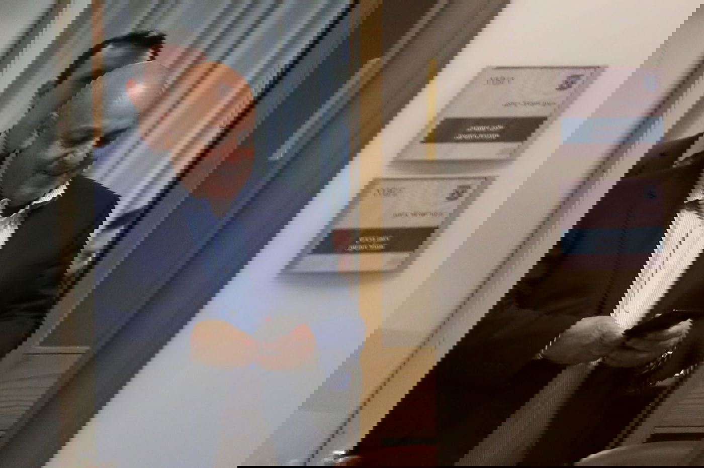 חייק יוצא מהפגישה עם ליברמן