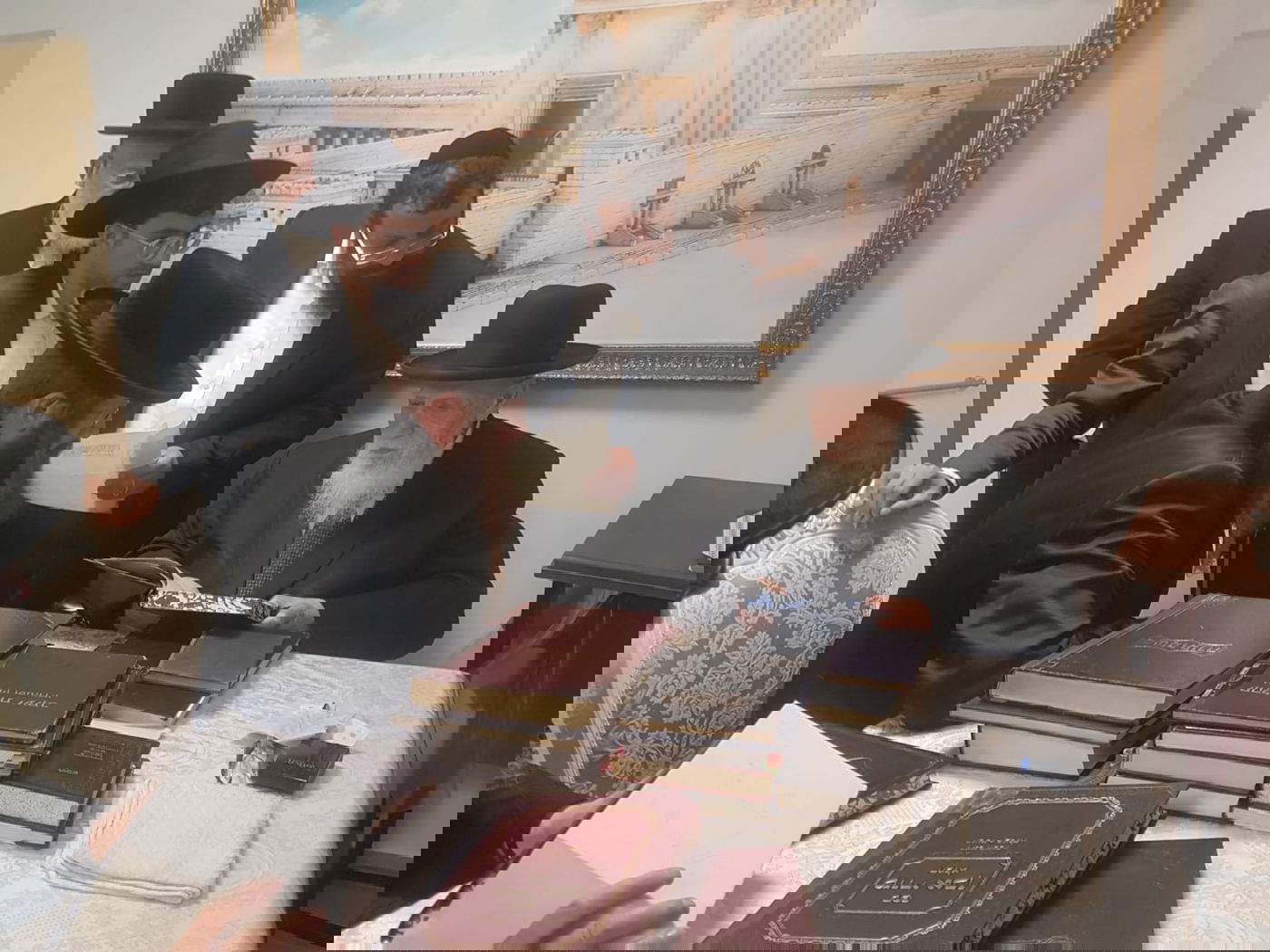 האדמו"ר מקאליב ביקר במעונו של נשיא המועצת חכם שלום כהן