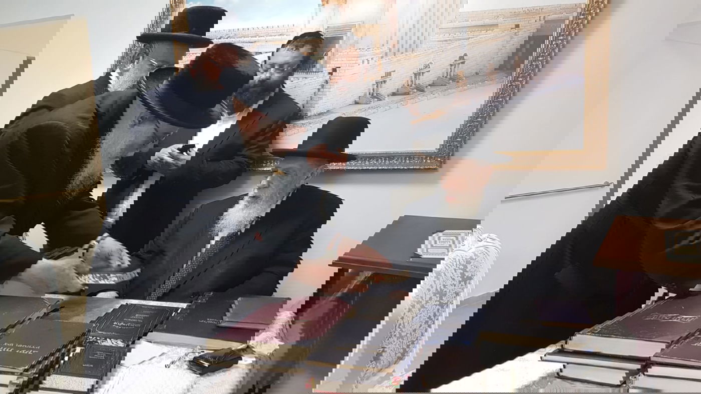 האדמו"ר מקאליב ביקר במעונו של נשיא המועצת חכם שלום כהן