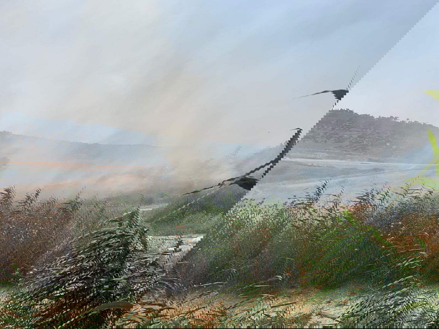 שריפה בבית שמש: חרדים מחלצים ספרי תורה