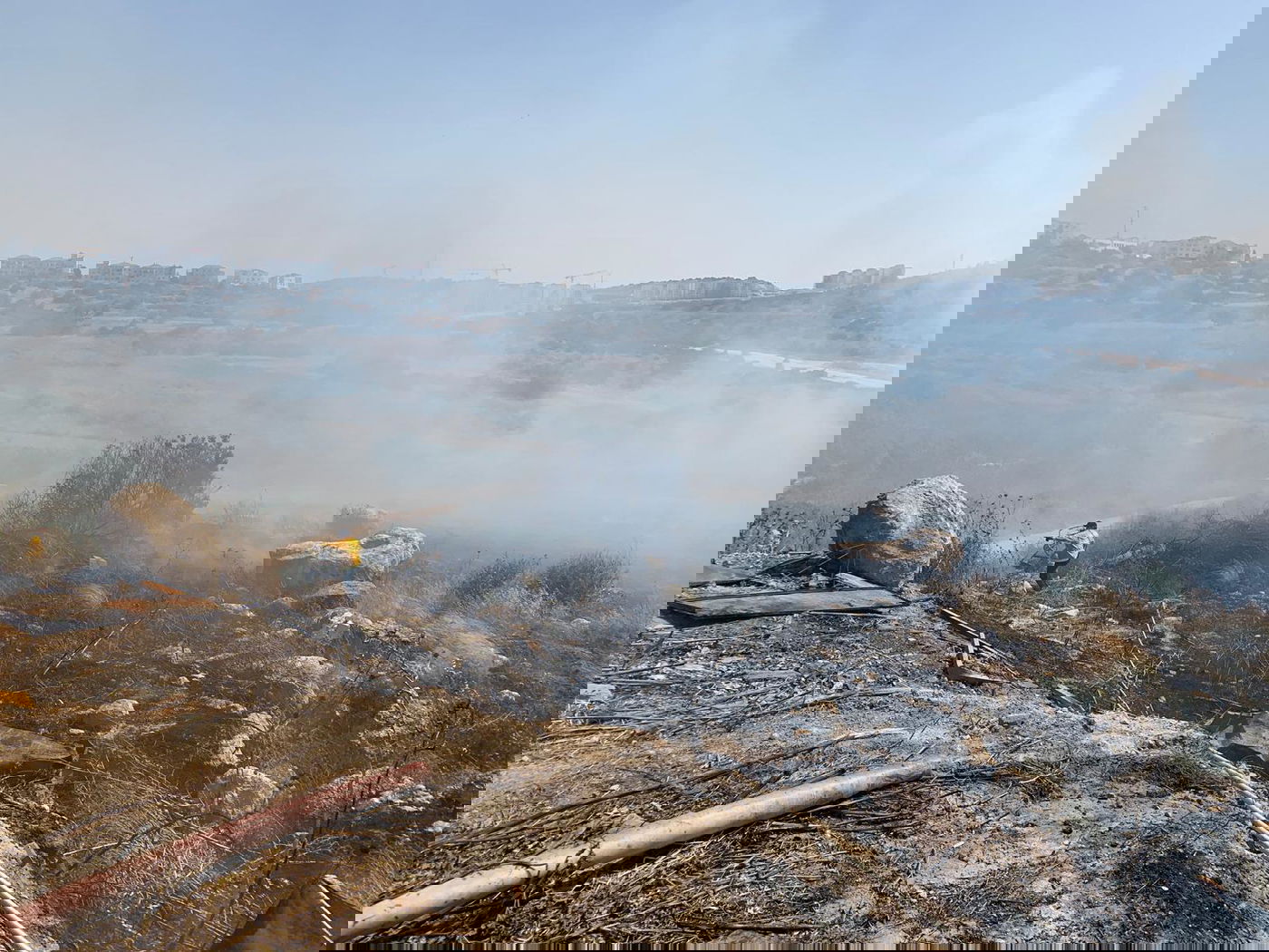 שריפה בבית שמש: חרדים מחלצים ספרי תורה