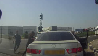 צפו: השוטרים עצרו את הרכב ושלפו את הגנבים