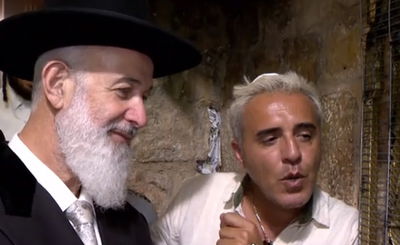 קובי פרץ נישק את הרב מצגר וסיפר על ימיהם בכלא