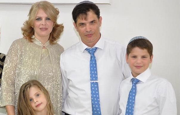 יאנה, בעלה קובי כנפו וחלק מילדיהם