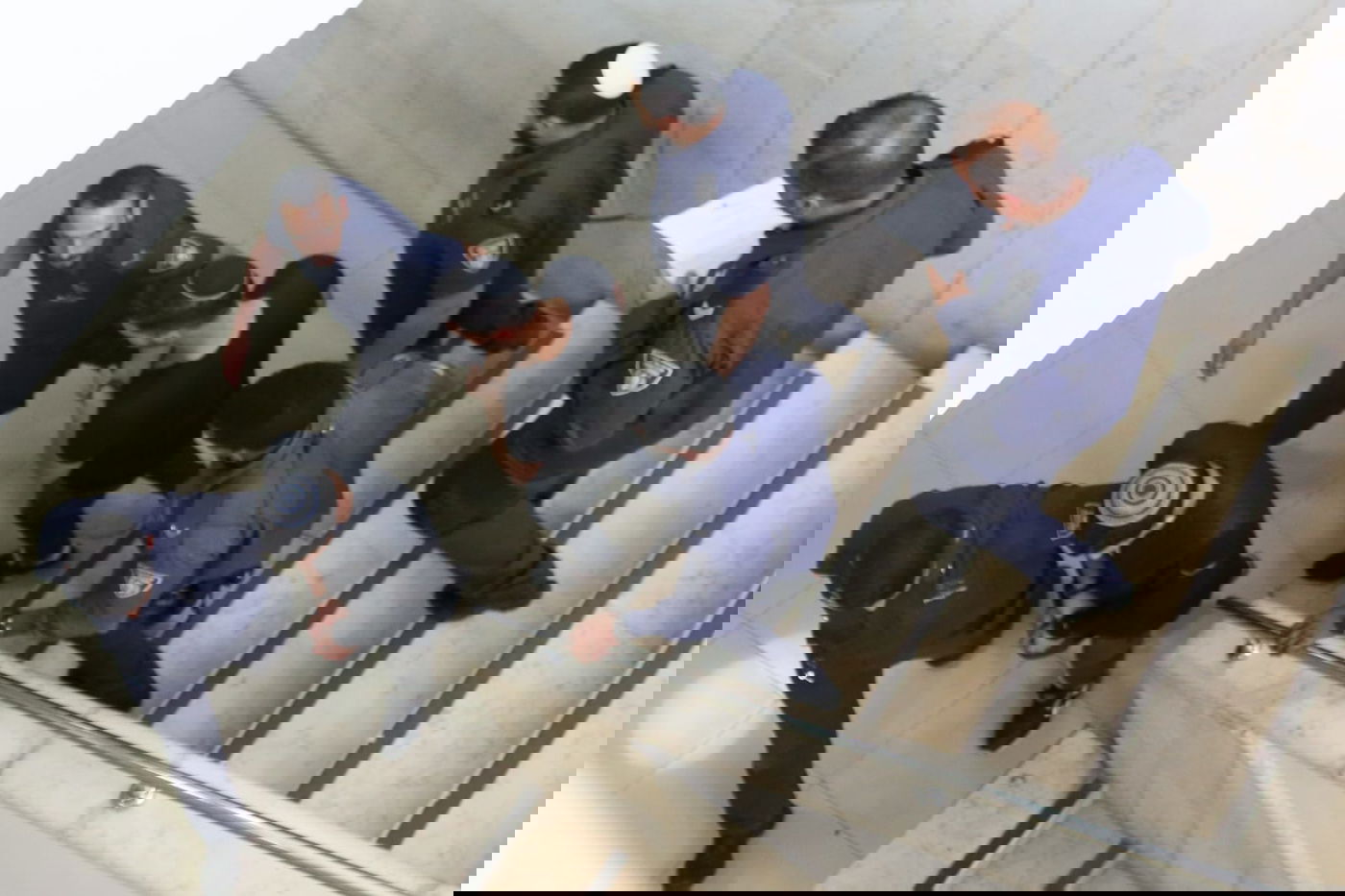 סנדרוסי, במדרגות בית המשפט