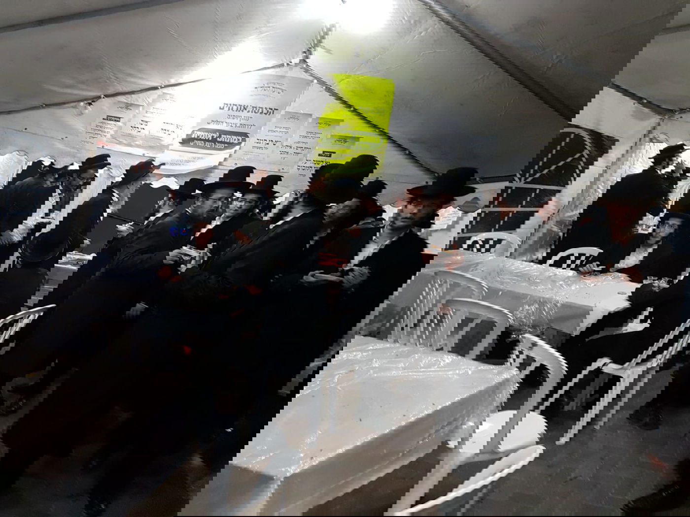 רבים עולים לקברו של השל"ה הקדוש • צפו