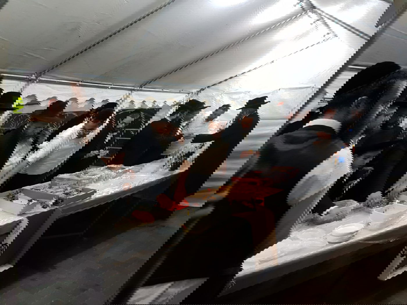 רבים עולים לקברו של השל"ה הקדוש • צפו