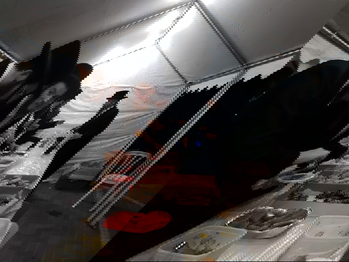 רבים עולים לקברו של השל"ה הקדוש • צפו