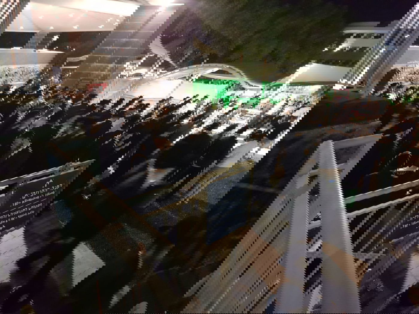 רבים עולים לקברו של השל"ה הקדוש • צפו