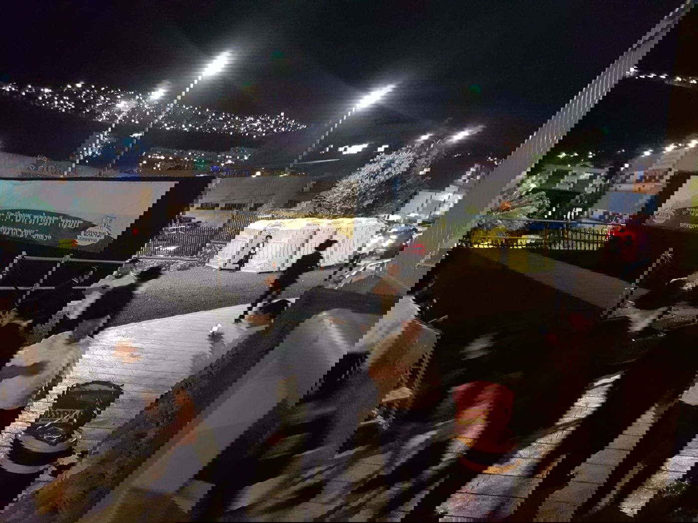 רבים עולים לקברו של השל"ה הקדוש • צפו