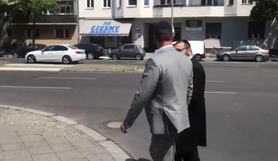 גרמניה: שגריר ארה"ב צעד חבוש כיפה. צפו