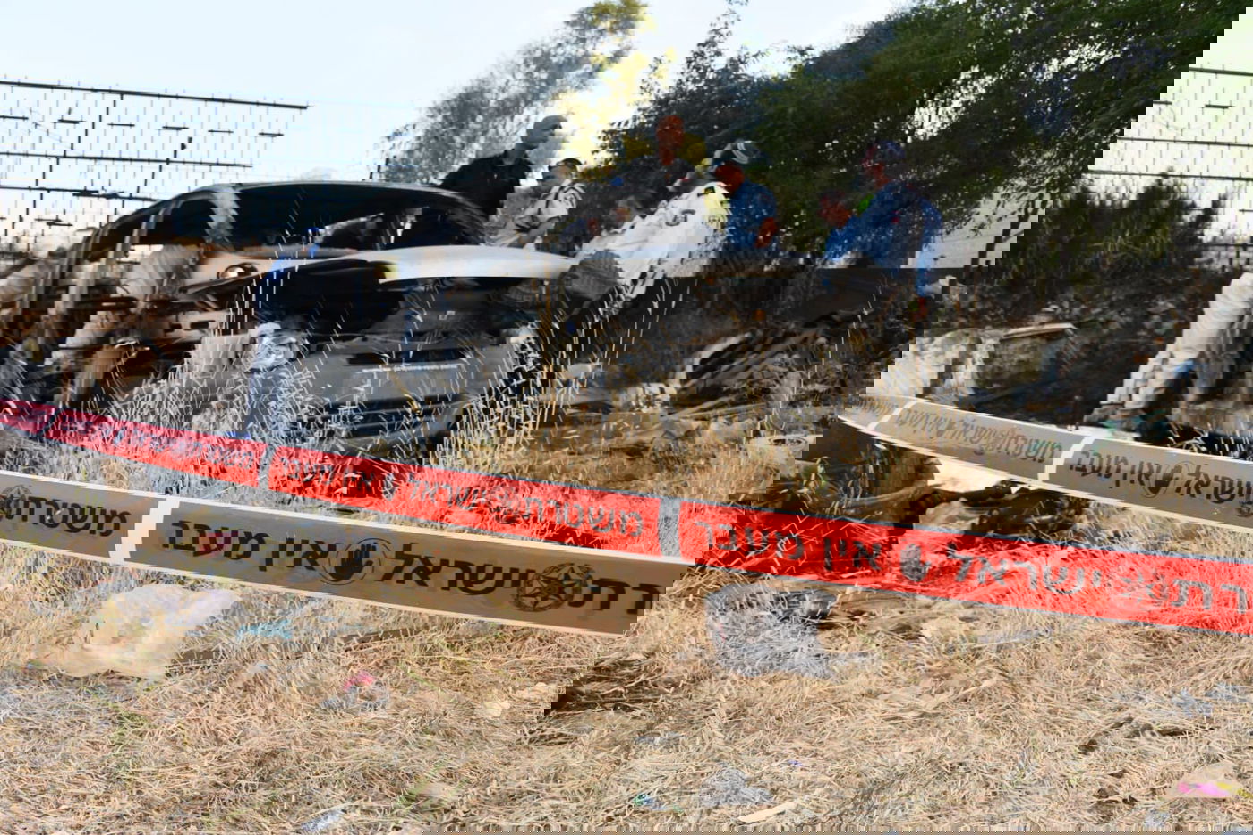 חוקרי המשטרה בזירה בה נשרפה הילדה • תיעוד