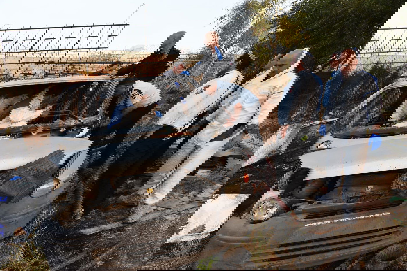 חוקרי המשטרה בזירה בה נשרפה הילדה • תיעוד