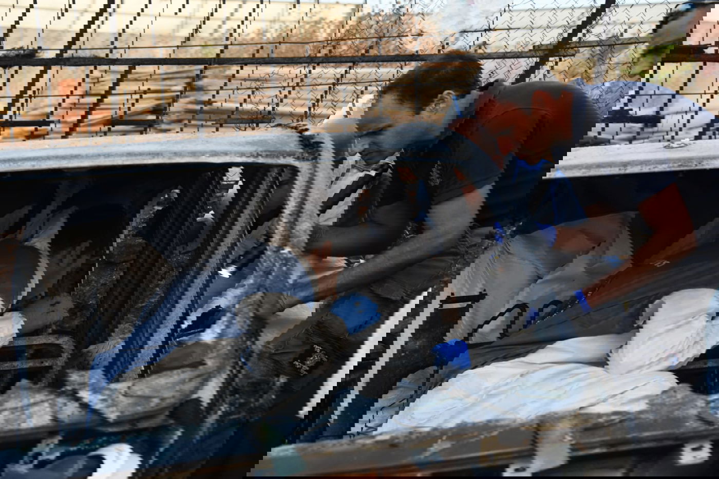 חוקרי המשטרה בזירה בה נשרפה הילדה • תיעוד