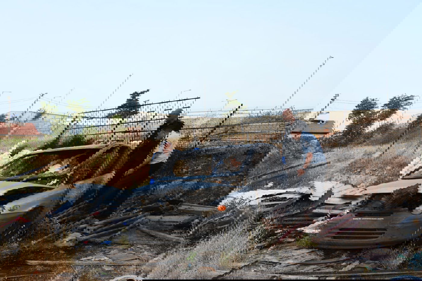 חוקרי המשטרה בזירה בה נשרפה הילדה • תיעוד