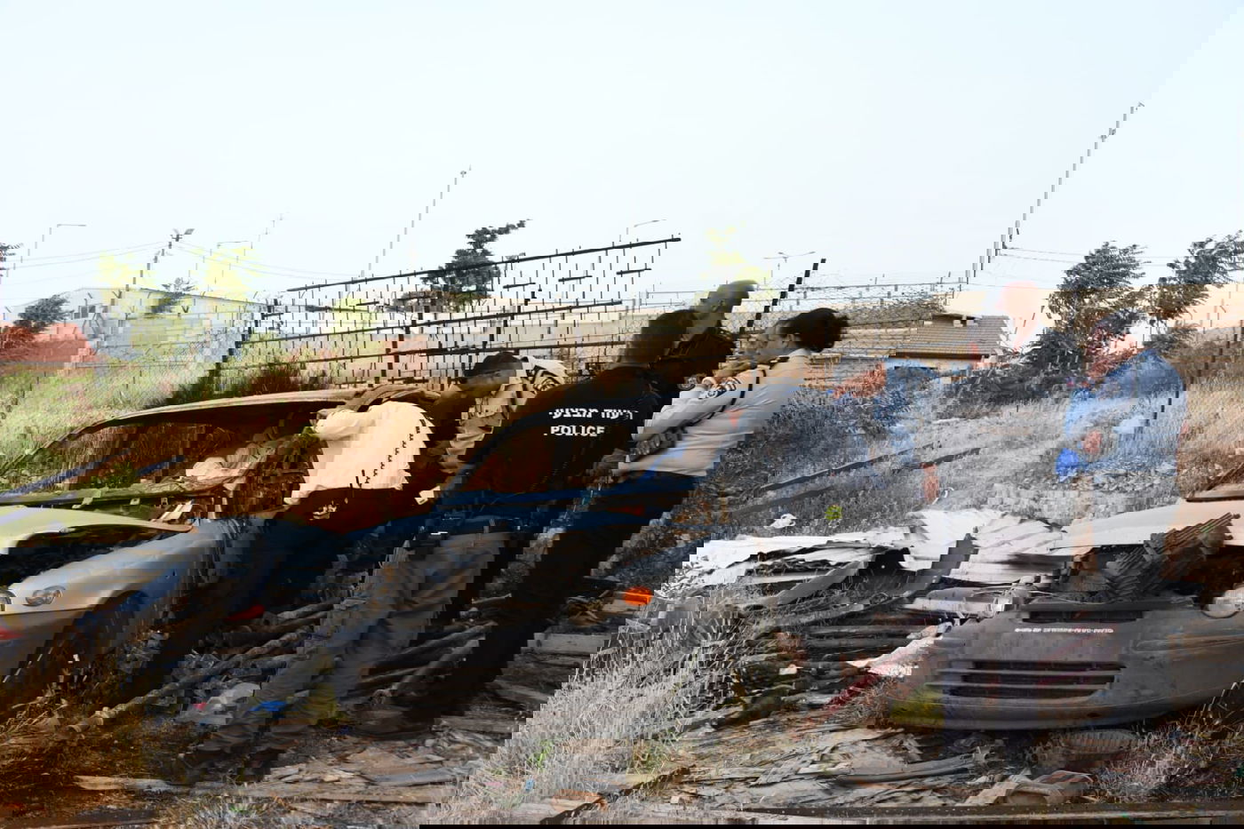 חוקרי המשטרה בזירה בה נשרפה הילדה • תיעוד