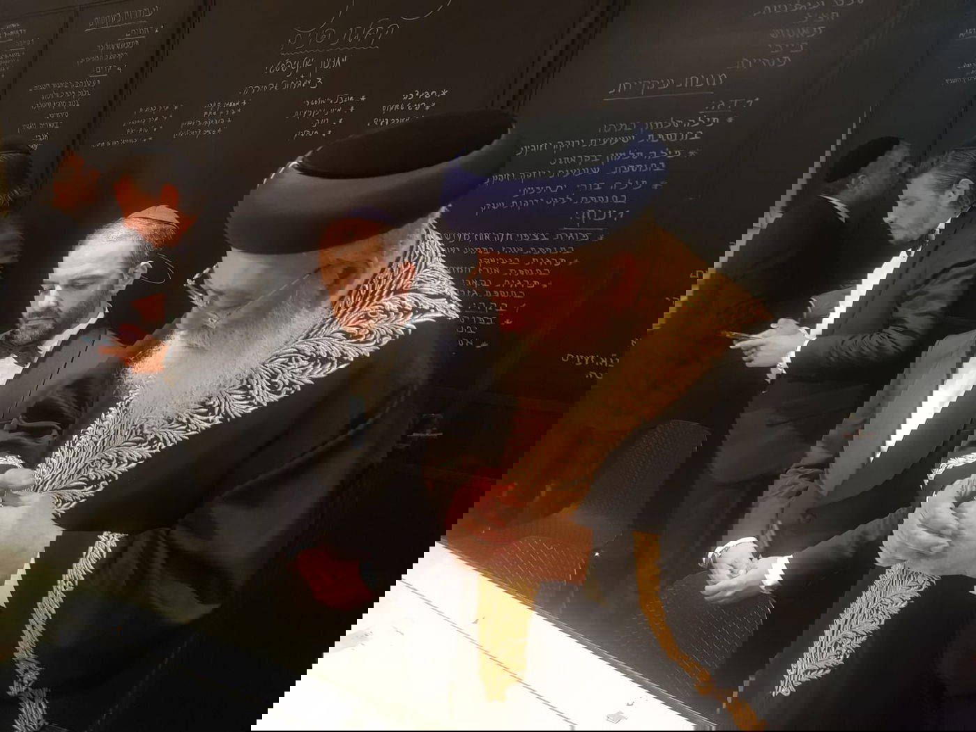 משפחת לוק בחגיגת פיוטים בחתונת משה לוק