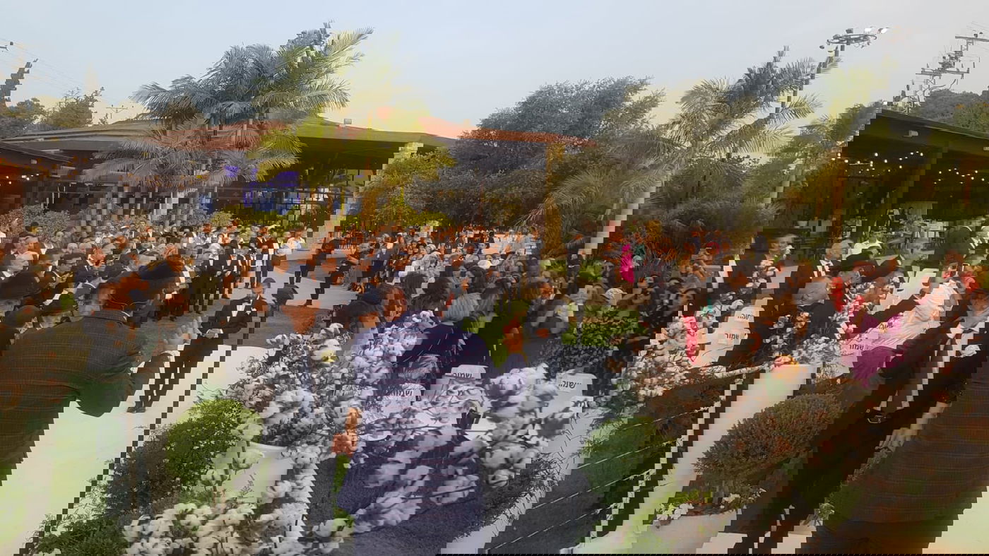 משפחת לוק בחגיגת פיוטים בחתונת משה לוק