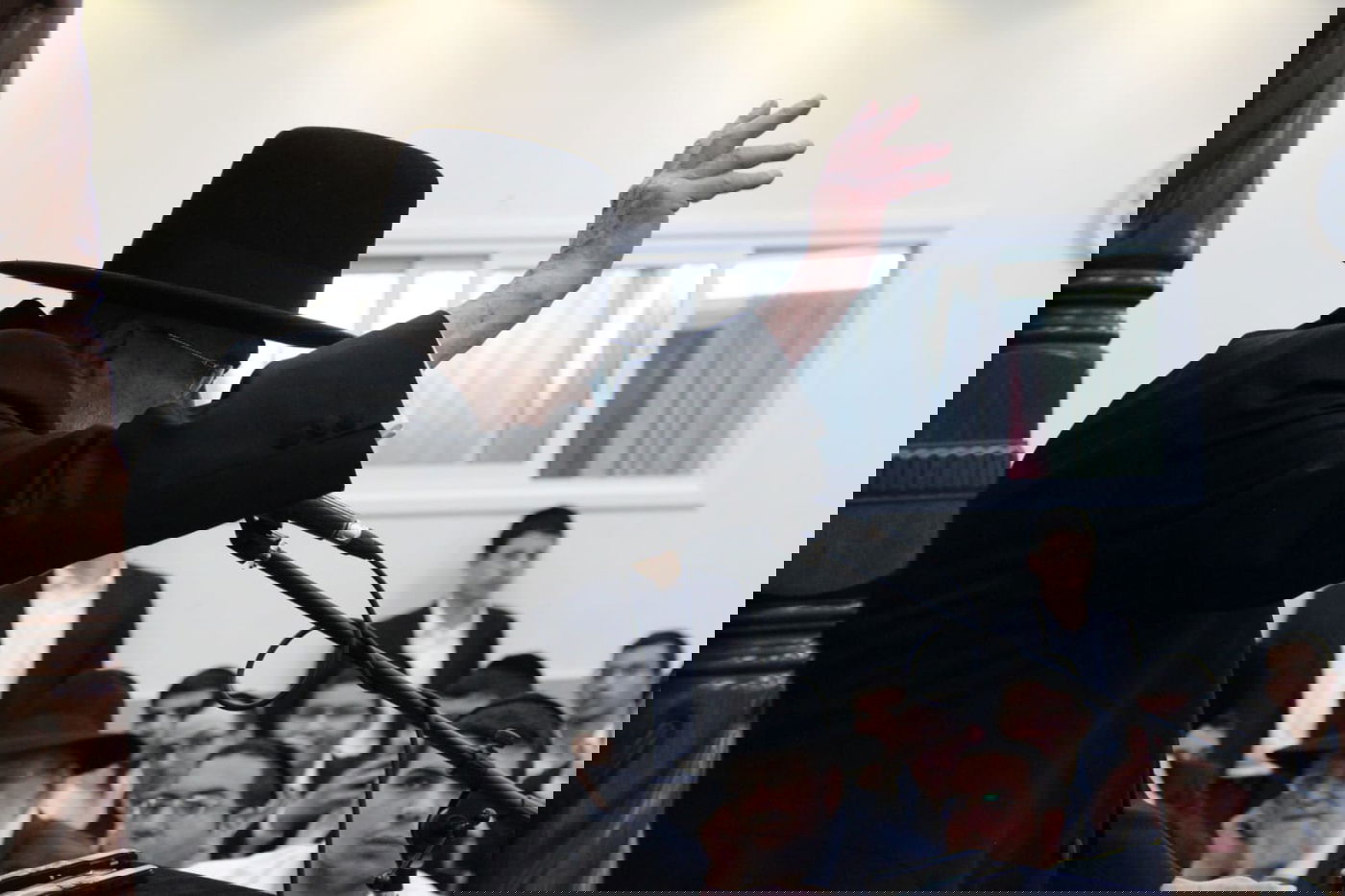 צפו: הגרב"מ אזרחי בשיחה לחג מתן תורה