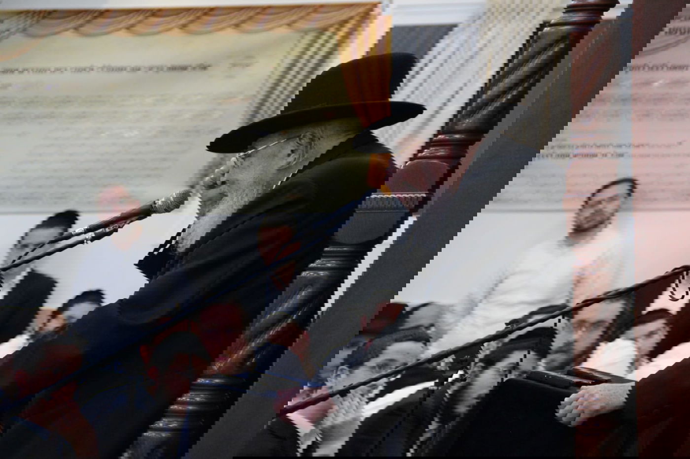 צפו: הגרב"מ אזרחי בשיחה לחג מתן תורה