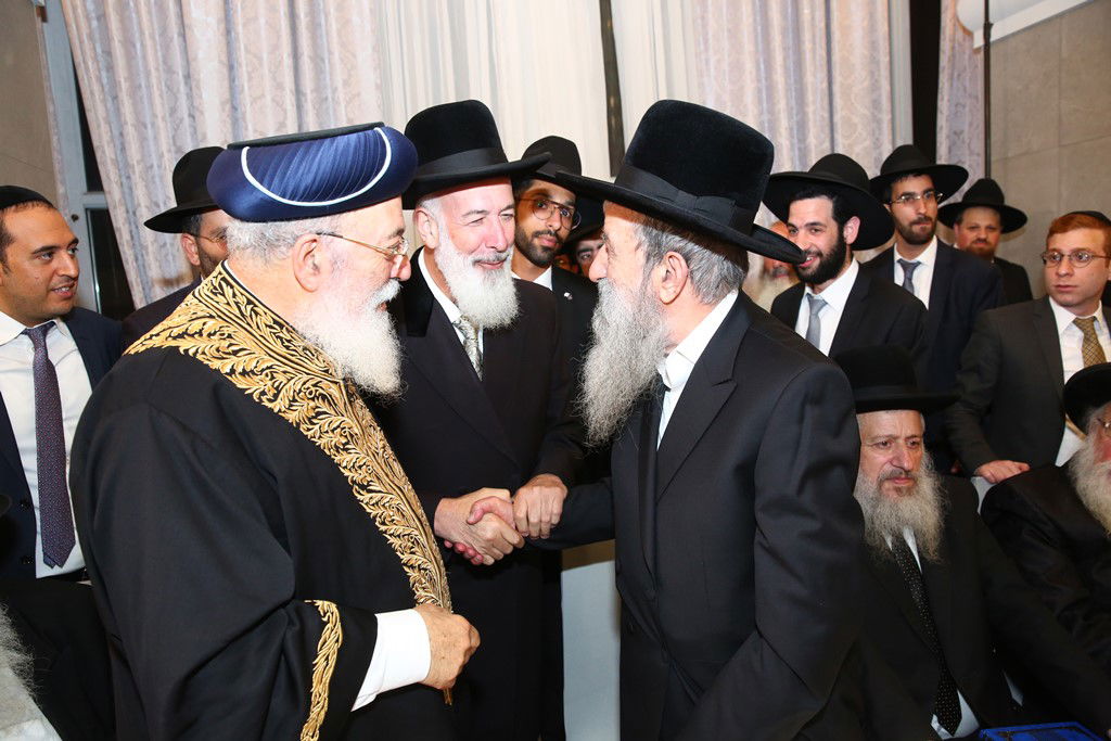 צפו: חתונת נכדת הראשל"צ והגרב"צ מוצפי