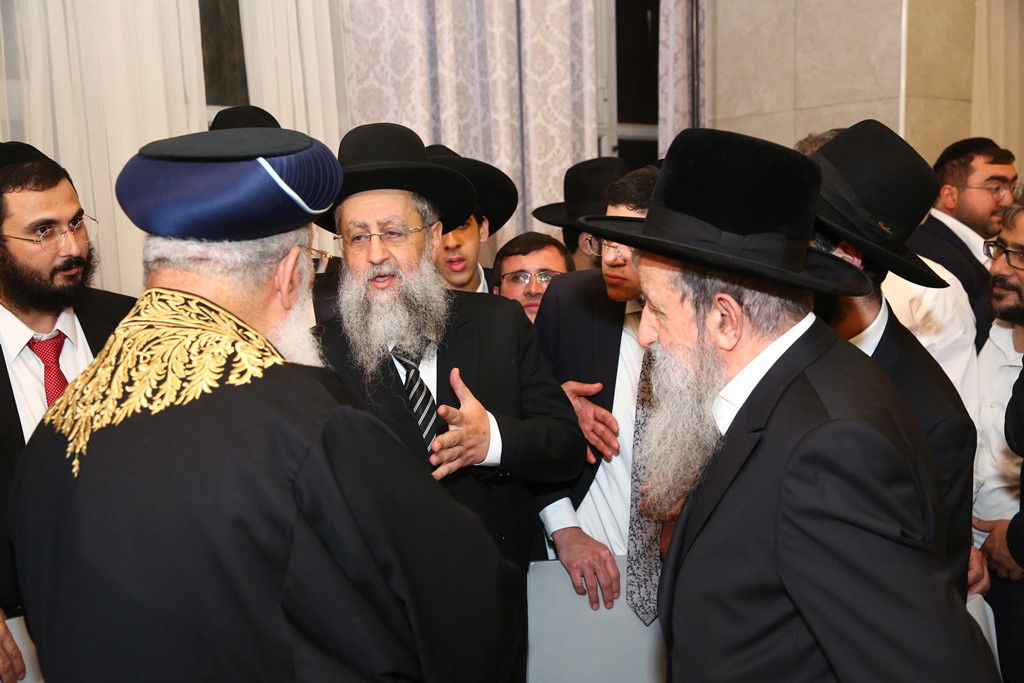 צפו: חתונת נכדת הראשל"צ והגרב"צ מוצפי