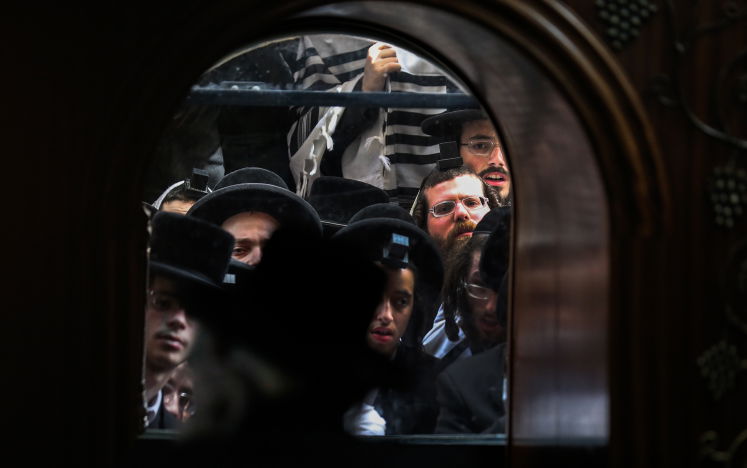 האדמו"ר מויז'ניץ בתפילה על ציון הרשב"י