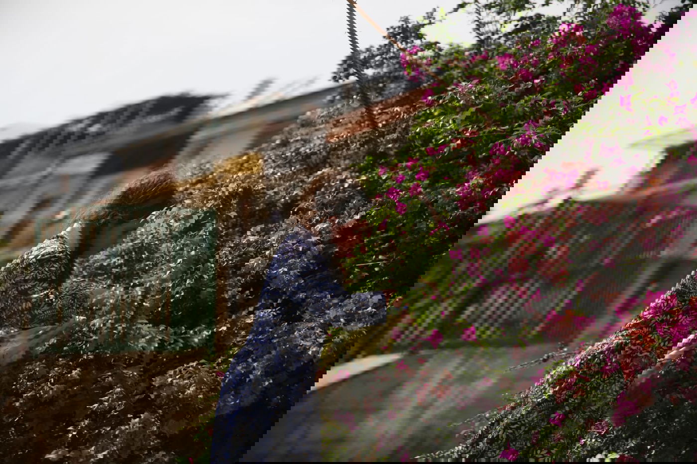 הילדים קוטפים את הפרחים לכבוד שבועות