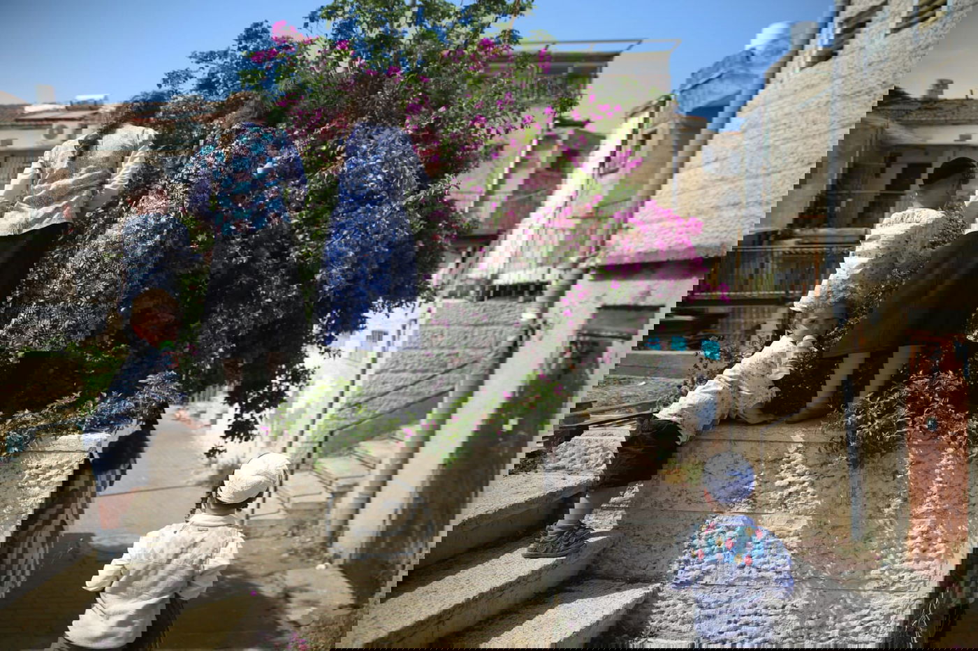 הילדים קוטפים את הפרחים לכבוד שבועות