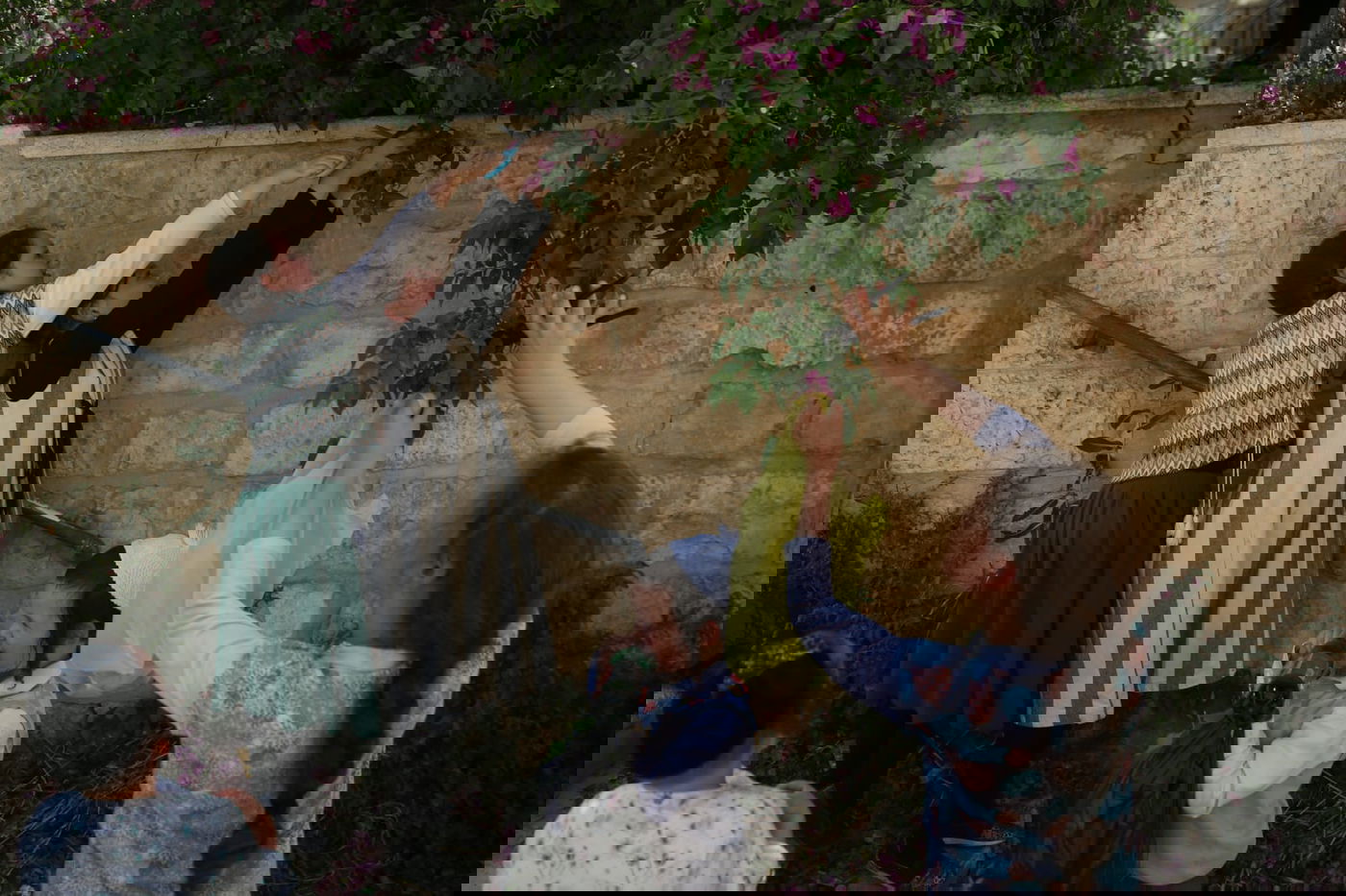 הילדים קוטפים את הפרחים לכבוד שבועות