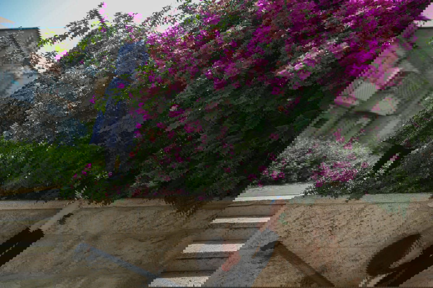 הילדים קוטפים את הפרחים לכבוד שבועות