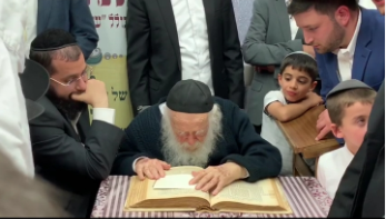 צפו: האברכים שרו, מרן נשאר שקוע בלימודו