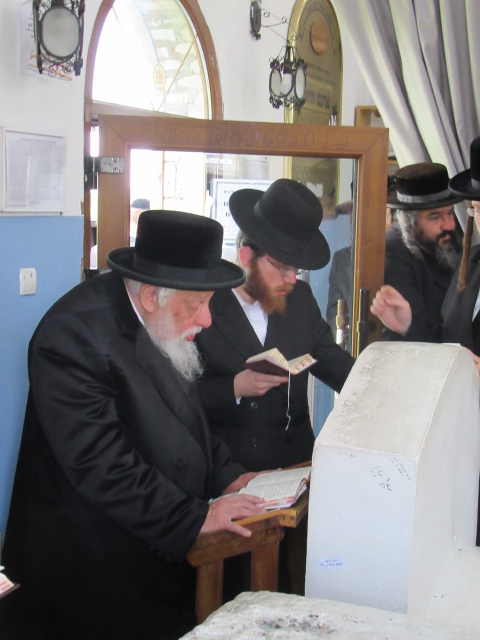 האדמו"ר מקאפיטשניץ במסע לקברי צדיקים באוקראינה