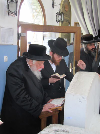 האדמו"ר מקאפיטשניץ במסע לקברי צדיקים באוקראינה