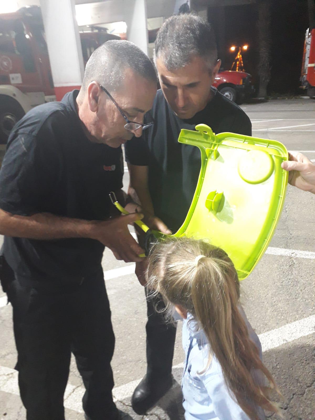 אצבעה של ילדה חרדית נתפסה בכיסא אוכל