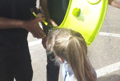 אצבעה של ילדה חרדית נתפסה בכיסא אוכל