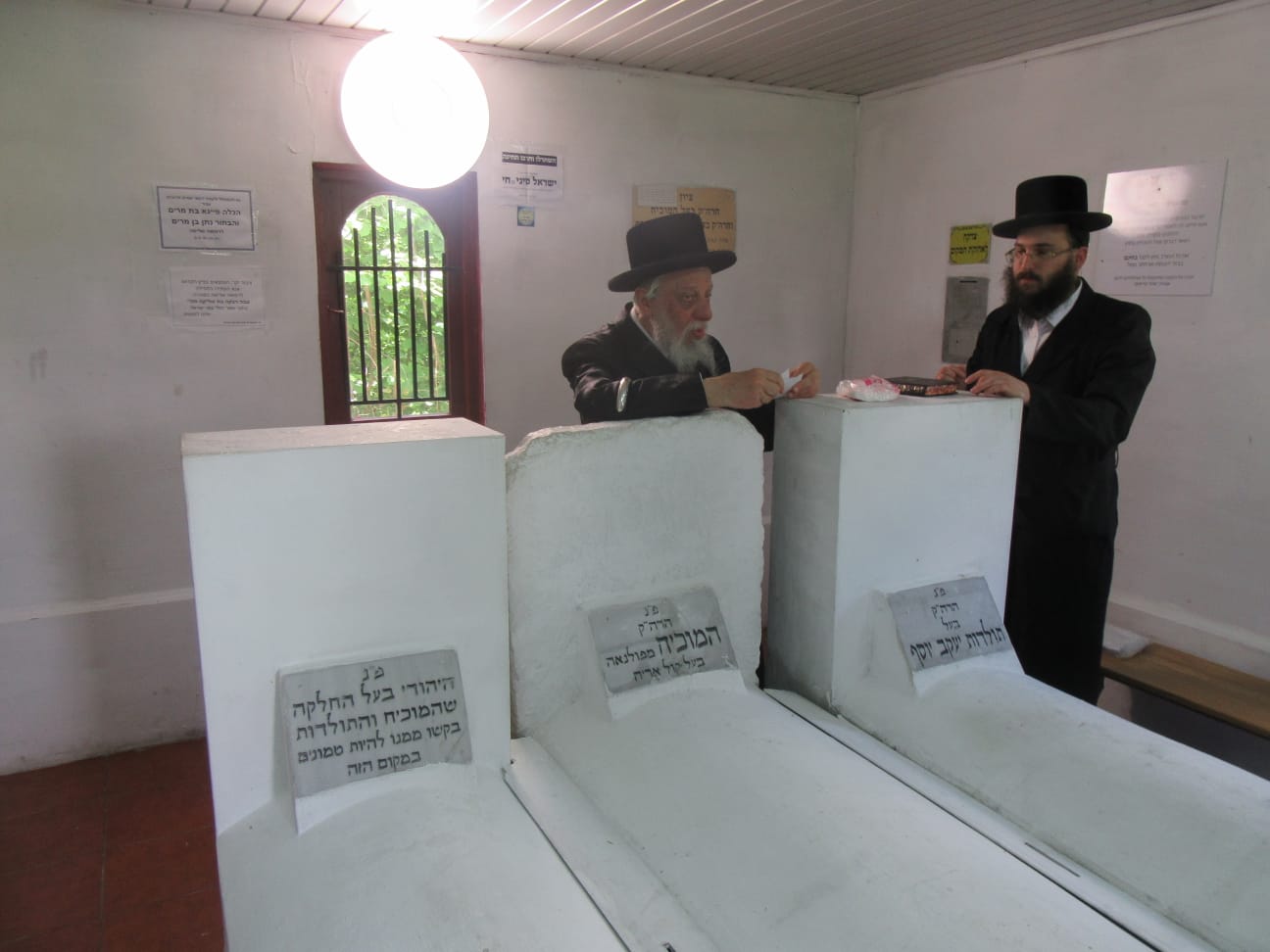 האדמו"ר מקאפיטשניץ במסע לקברי צדיקים באוקראינה