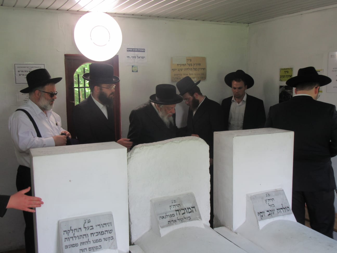 האדמו"ר מקאפיטשניץ במסע לקברי צדיקים באוקראינה