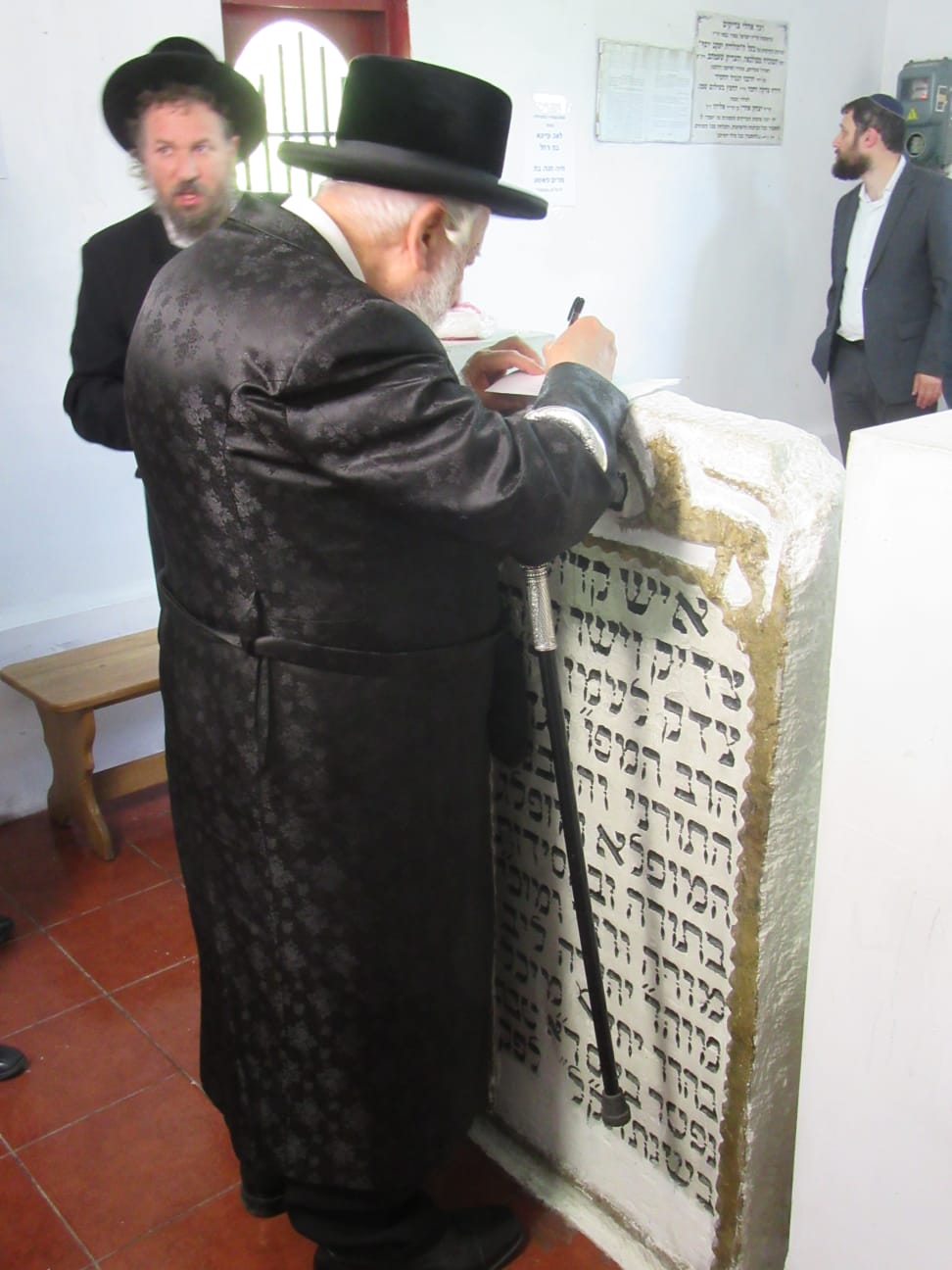 האדמו"ר מקאפיטשניץ במסע לקברי צדיקים באוקראינה