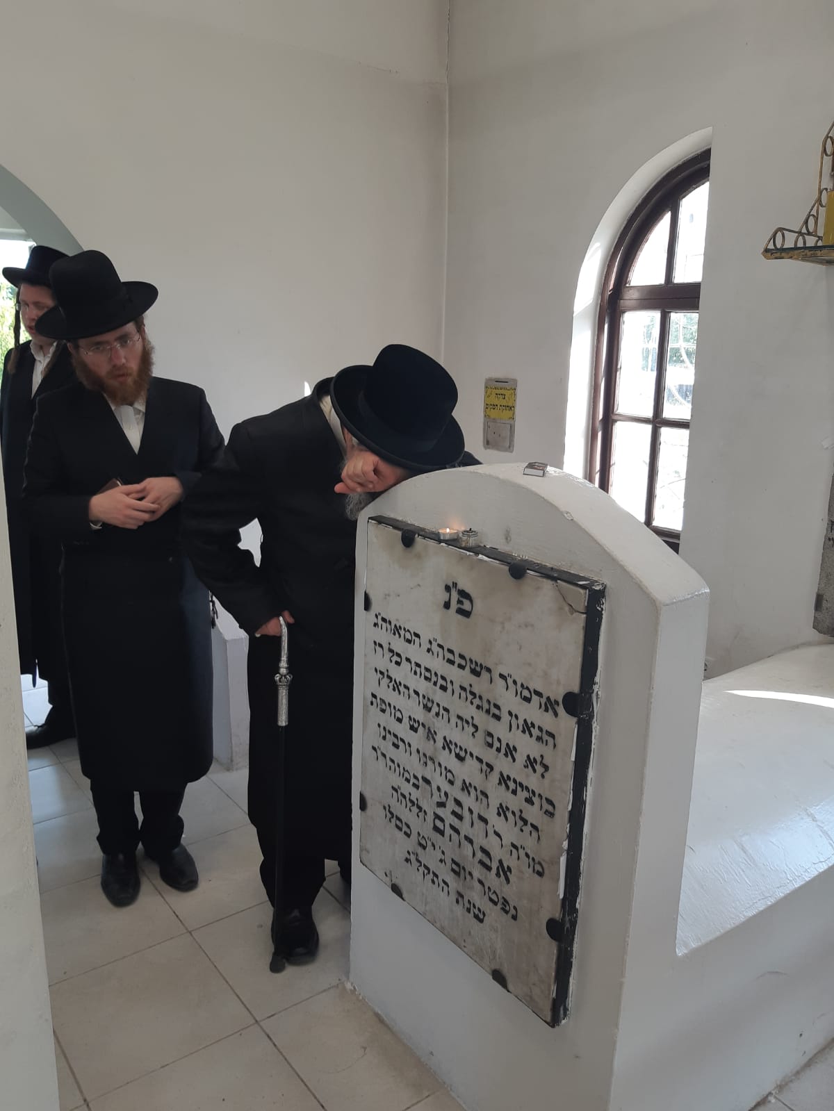 האדמו"ר מקאפיטשניץ במסע לקברי צדיקים באוקראינה