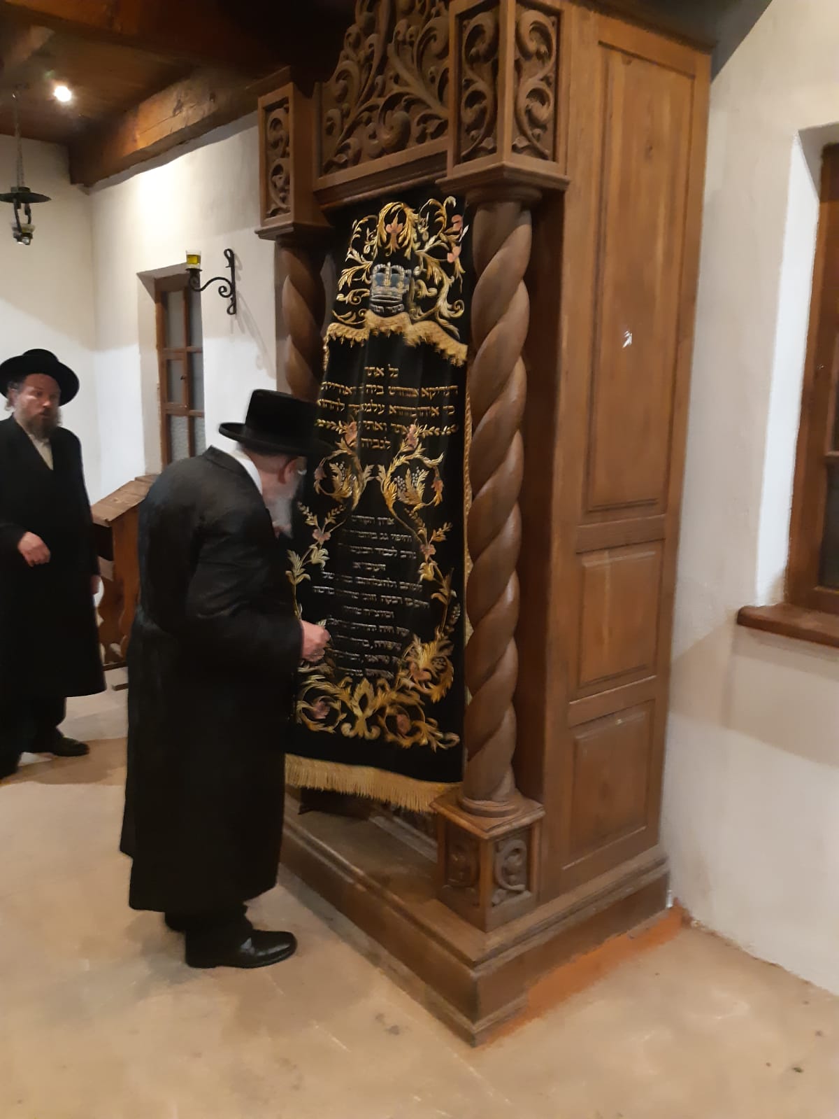 האדמו"ר מקאפיטשניץ במסע לקברי צדיקים באוקראינה