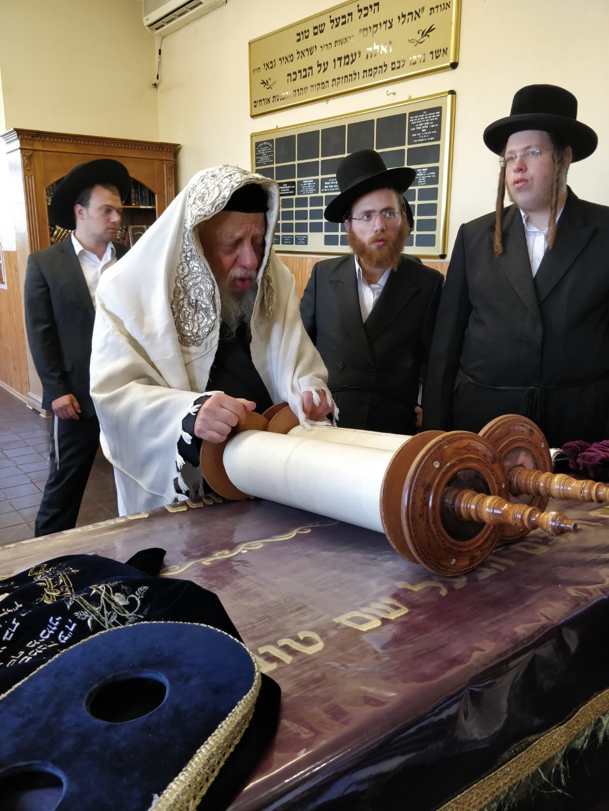 האדמו"ר מקאפיטשניץ במסע לקברי צדיקים באוקראינה