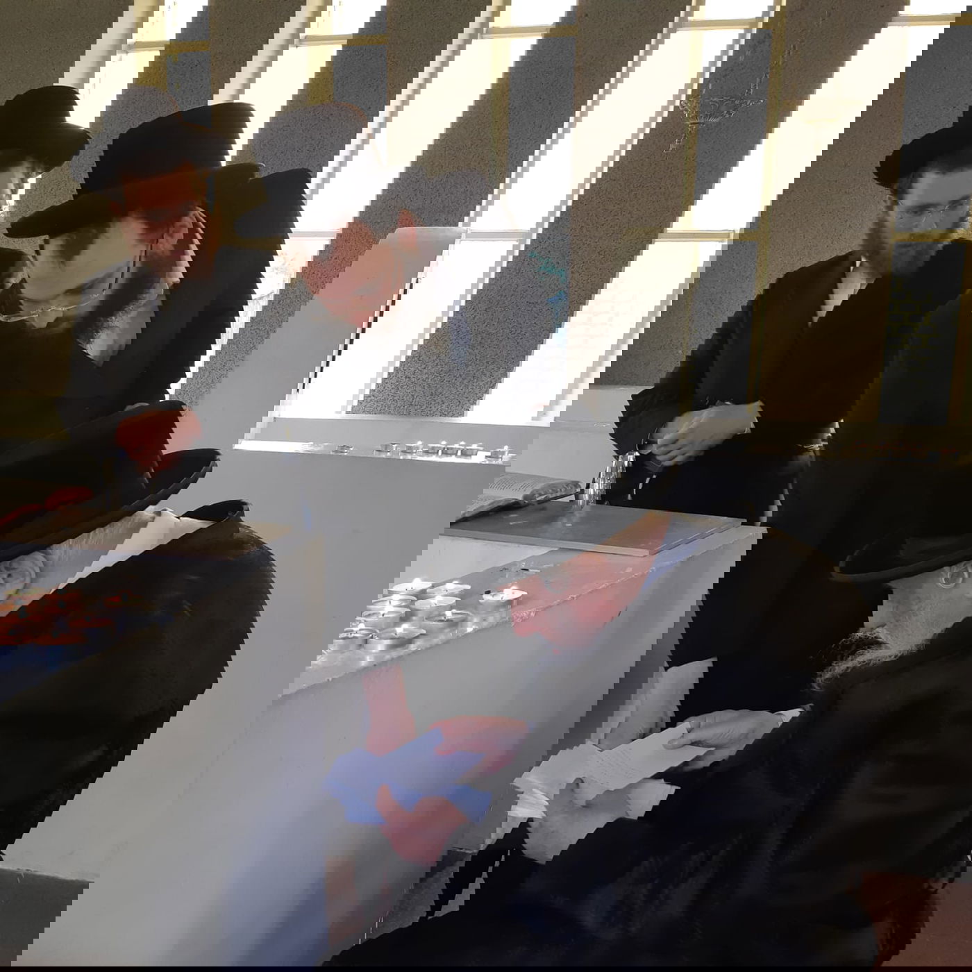 האדמו"ר מקאפיטשניץ במסע לקברי צדיקים באוקראינה