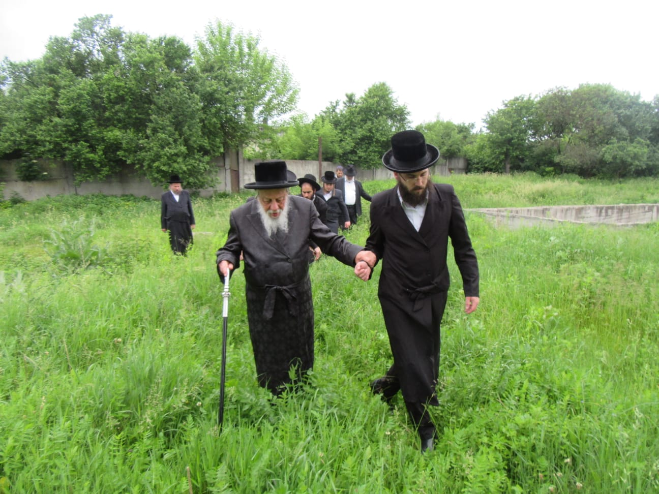 האדמו"ר מקאפיטשניץ במסע לקברי צדיקים באוקראינה