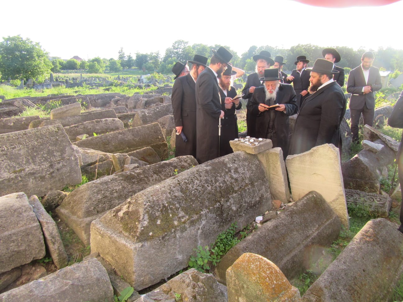 האדמו"ר מקאפיטשניץ במסע לקברי צדיקים באוקראינה