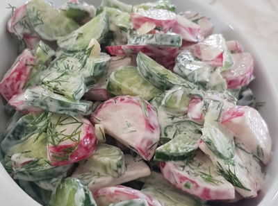 סלט צנוניות ומלפפונים ברוטב שמנת שמיר