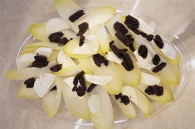 סלט אנדיב וגבינת עיזים עם פקאן מסוכר