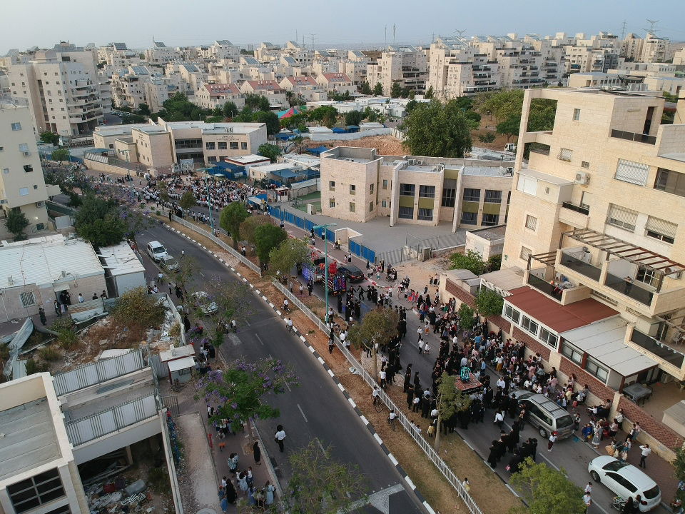 הרחפן תיעד: כך נראית הכנסת ספר תורה - מהאוויר • צפו